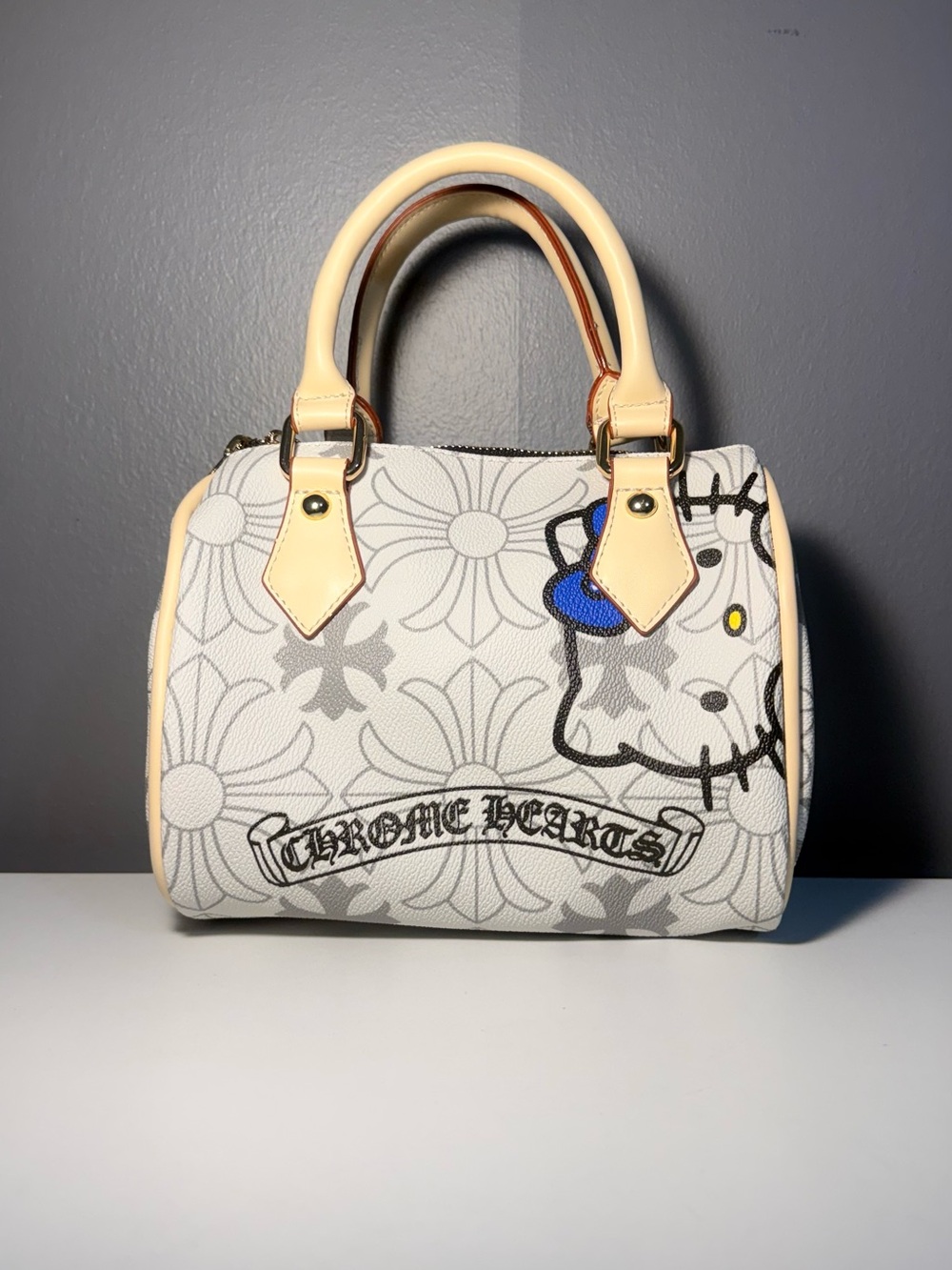 Inspired White Floral Print Top-Handle Bag with Beige Trim - Picture 3 of 4